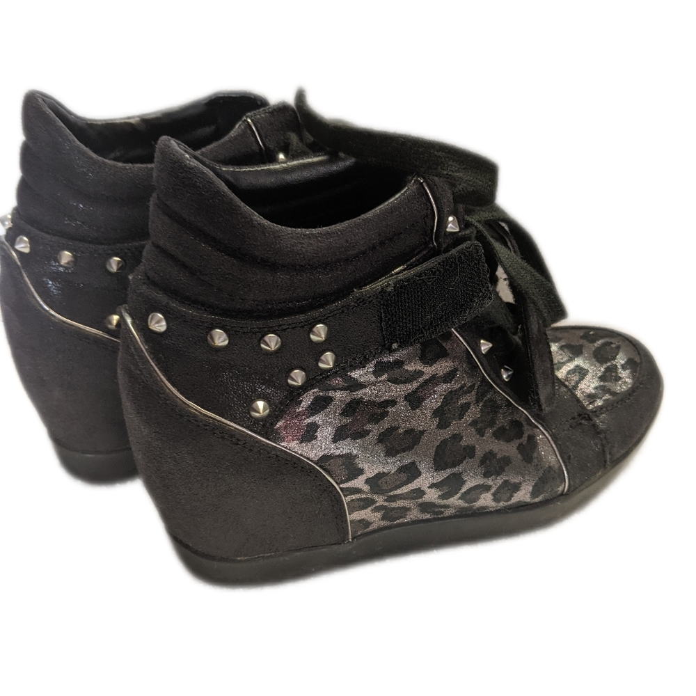 G by Guess Black and Silver Leopard Print Sneakers 8.5 - Picture 3 of 5